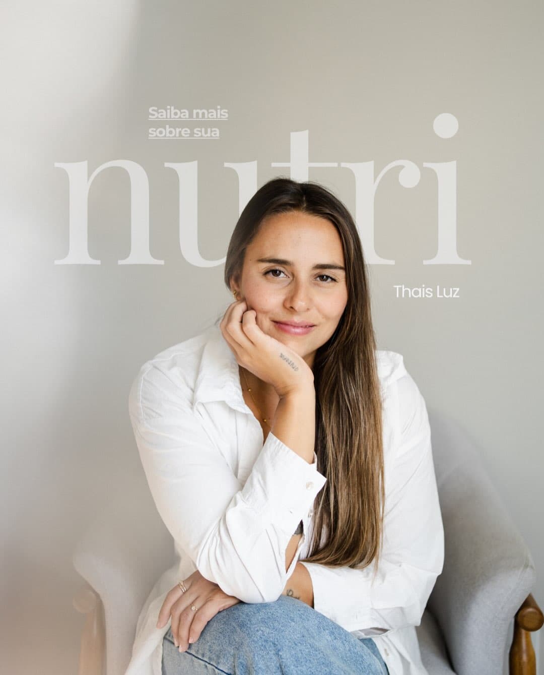 Capa de carrossel da Thata: ela sentada, sorrindo, com a palavra "nutri" em tipografia grande atrás, na nova identidade de nutrição